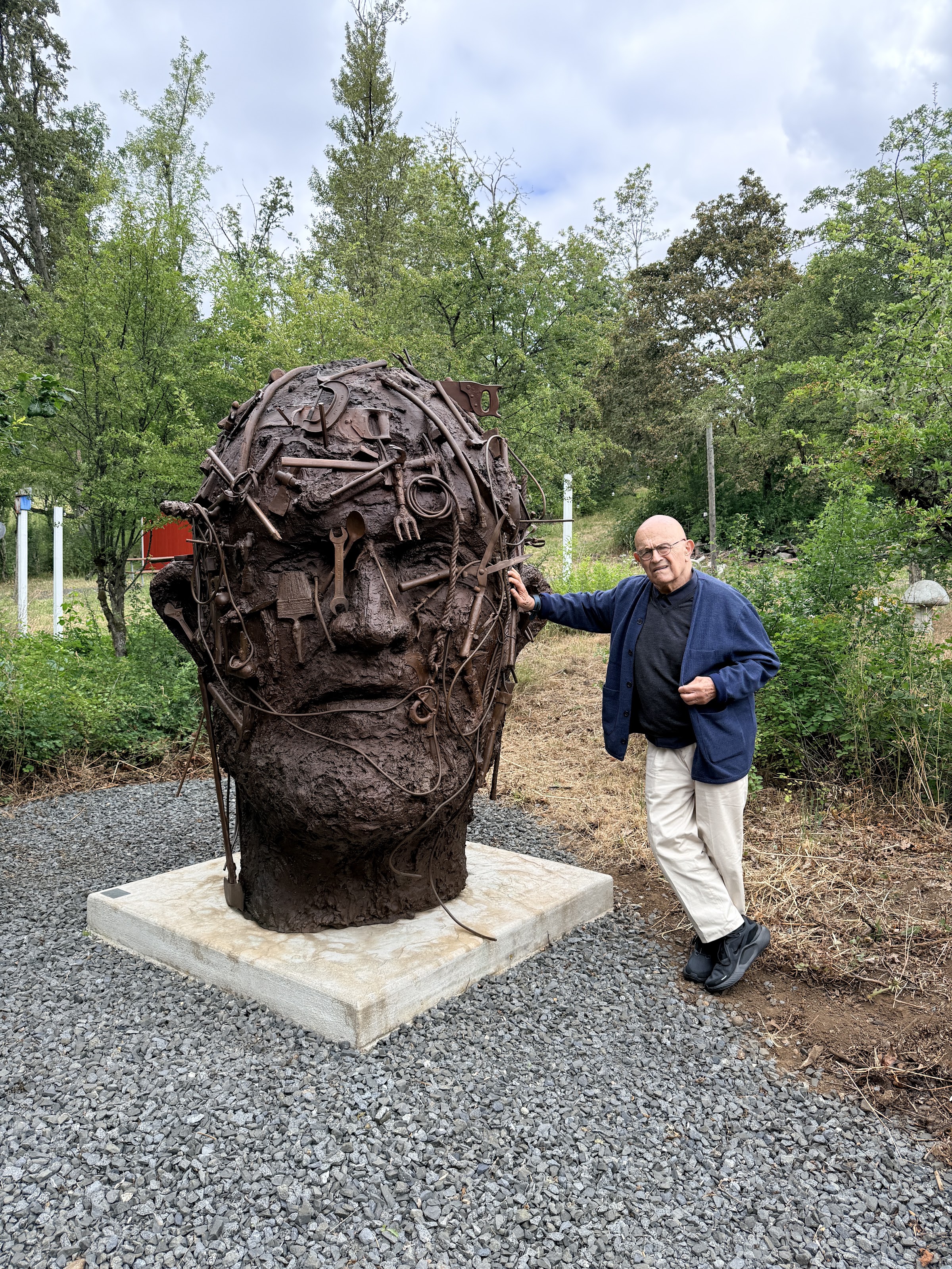 Jim Dine standing beside My Puzzled Mind at Chaos Vineyard